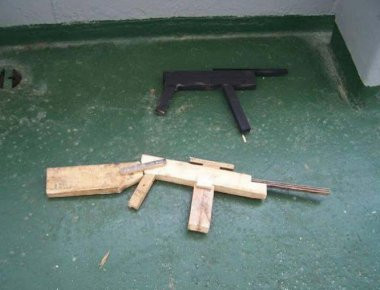 Όταν δεν θες να ξοδέψεις χρήματα για την προστασία του πλοίου από τους πειρατές… (φωτό)